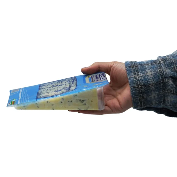 عکس پنیر گورگونزولا کالین در دست