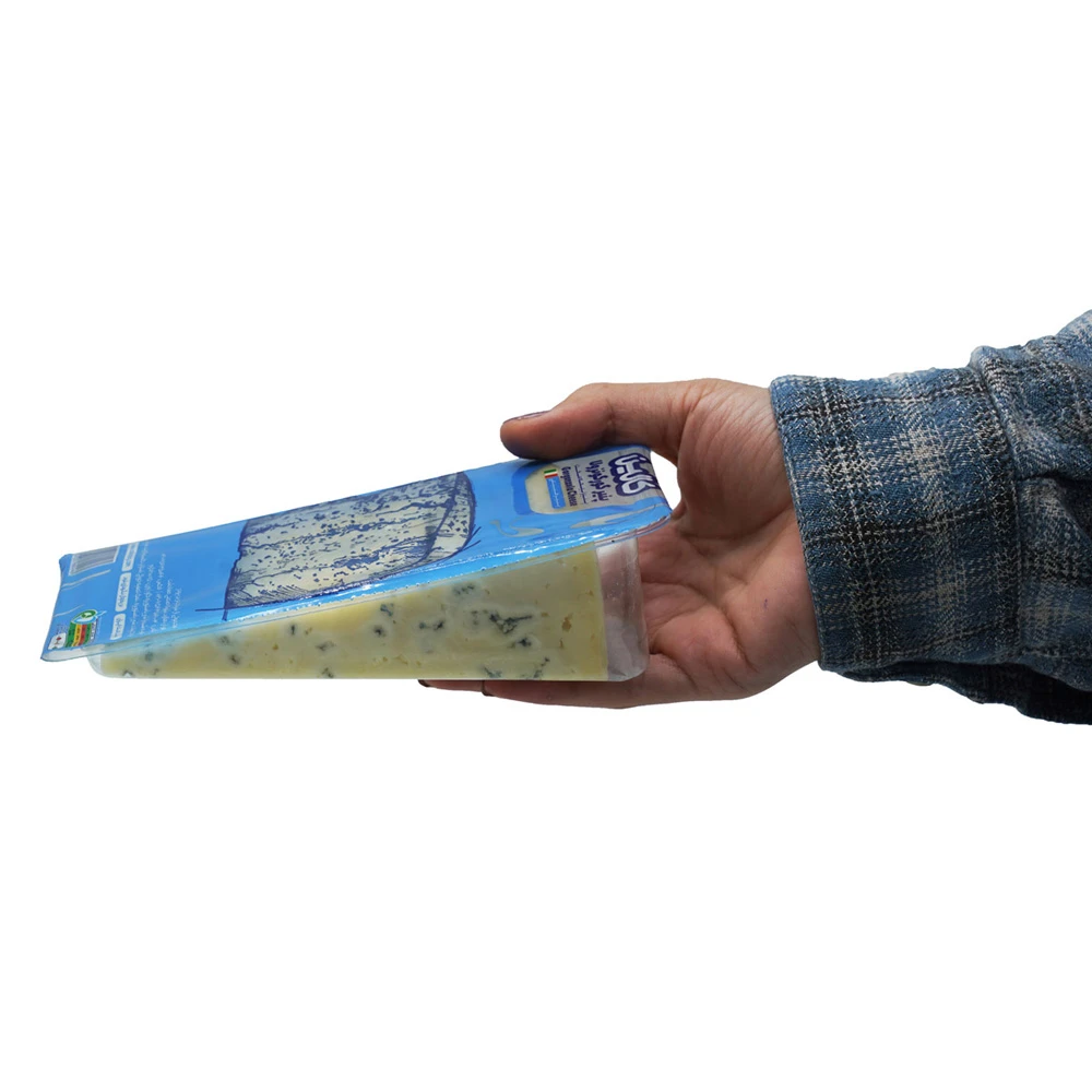 گورگونزولا-دست عکس پنیر گورگونزولا کالین در دست