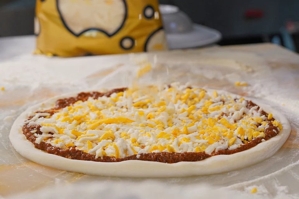 پنیر چدار موزارلا روی پیتزا