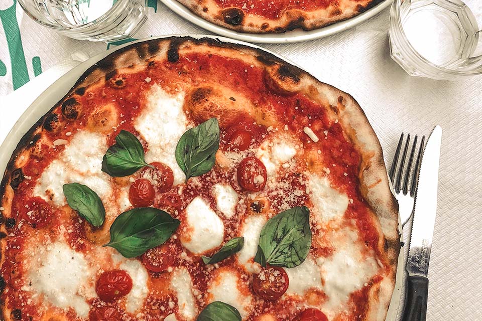 پیتزا ناپولیتن چیست؟
