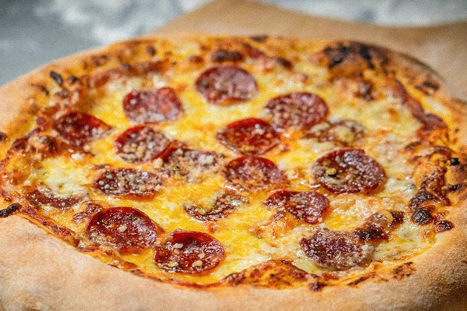 پنیر تاپینگ پیتزا کالین روی پیتزا پپرونی