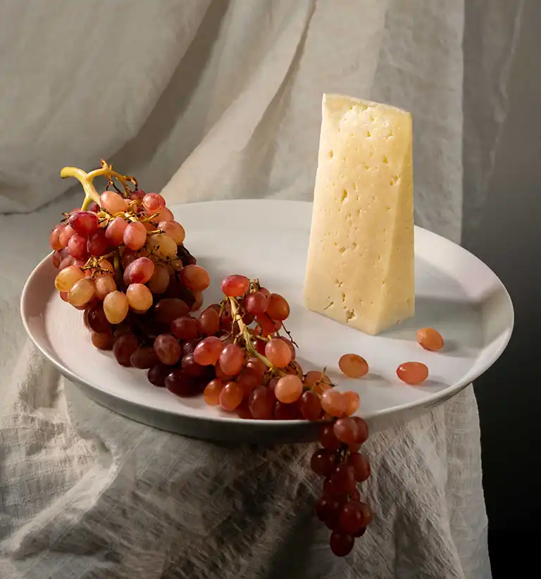 میز مزه مینیمال با پنیر گودا