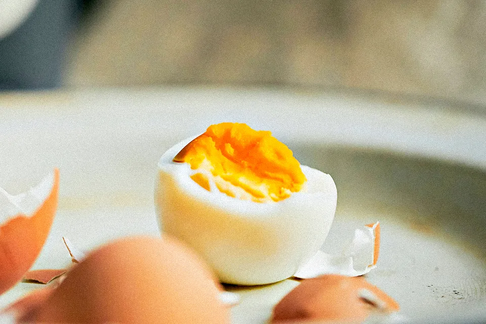 تخم مرغ پخته برای صبحانه