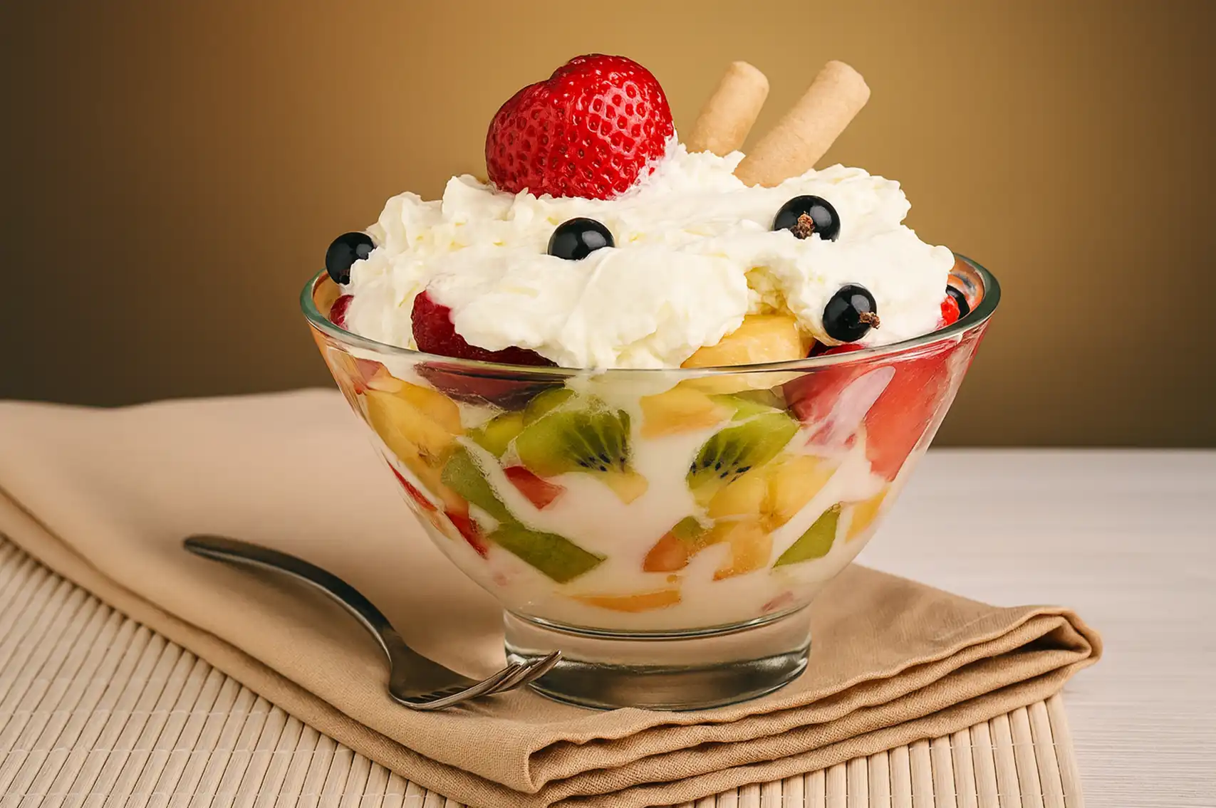 سالاد میوه با خامه