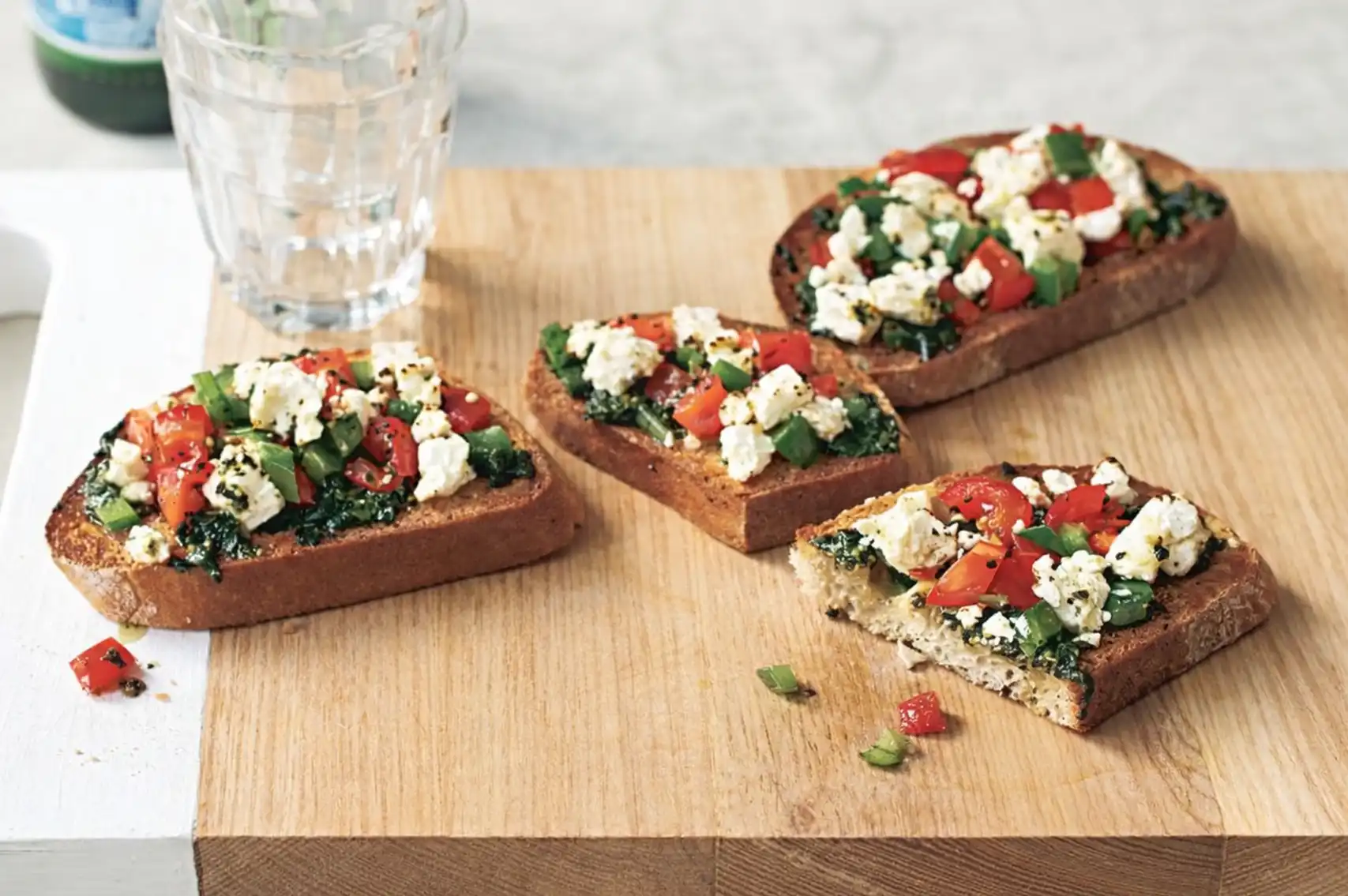 نان تست با پنیر و گوجهفرتگی و خیار